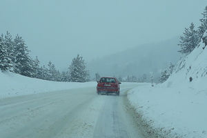 VOZAČI, PAMET U GLAVU: Sneg stvara muke, kamioni na Batrovcima čekaju 9 sati!