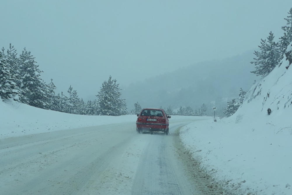 VOZAČI, NIKUD BEZ ZIMSKE OPREME: Otežan saobraćaj zbog snega na planinskim putevima