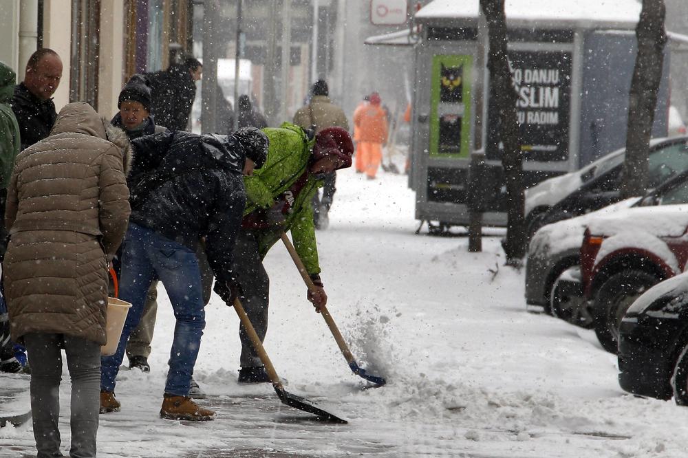 ČIŠĆENJE UVELIKO TRAJE: Sneg napadao i u Nišu, neprohodno na lokalnim putevima