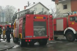 POŽAR U ŽARKOVU: Zapalio se krov, vatrogasci hitno reagovali (KURIR TV)