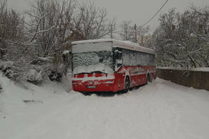 AUTOBUS KOD PROKUPLJA ZAGLAVLJEN U SNEGU VEĆ 24 SATA: Saobraćaj potpuno prekinut, ne može ni Hitna pomoć da prođe! (FOTO)