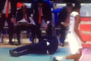 BLAT NOKAUTIRAN: Pogledajte kako je košarkaš Real Madrida patosirao trenera Olimpijakosa (VIDEO)