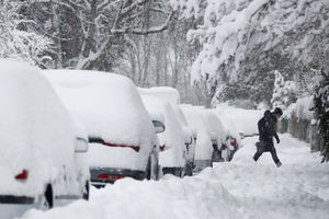 VANREDNO U 5 OPŠTINA, EVAKUISANO 10 LJUDI: Sneg u Srbiji pravi probleme s putevima i strujom! Bolesnu bebu jedva prebacili do bolnice!