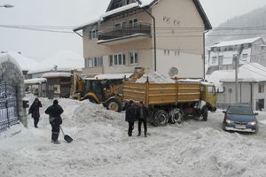 HAOS U NOVOJ VAROŠI, PRIJEPOLJU I KOSJERIĆU: Sneg zatrpao sela, što mašine odnesu vetar vrati nazad... (FOTO)