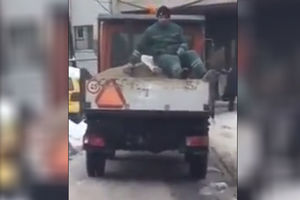 HOĆE LI ISPUNITI DANAŠNJU NORMU?! Beli Preletačević objavio snimak sa beogradskih ulica na društvenim mrežama! Evo kako radnik posipa so... (VIDEO)