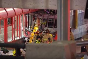 UŽAS U OTAVI: Autobus na sprat se zakucao u stajalište! Nekoliko ljudi je poginulo, a najmanje 23 povređeno! VIDEO