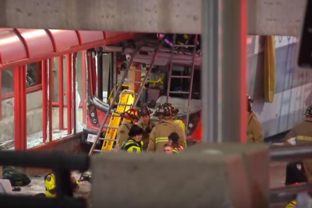 UŽAS U OTAVI: Autobus na sprat se zakucao u stajalište! Nekoliko ljudi je poginulo, a najmanje 23 povređeno! VIDEO