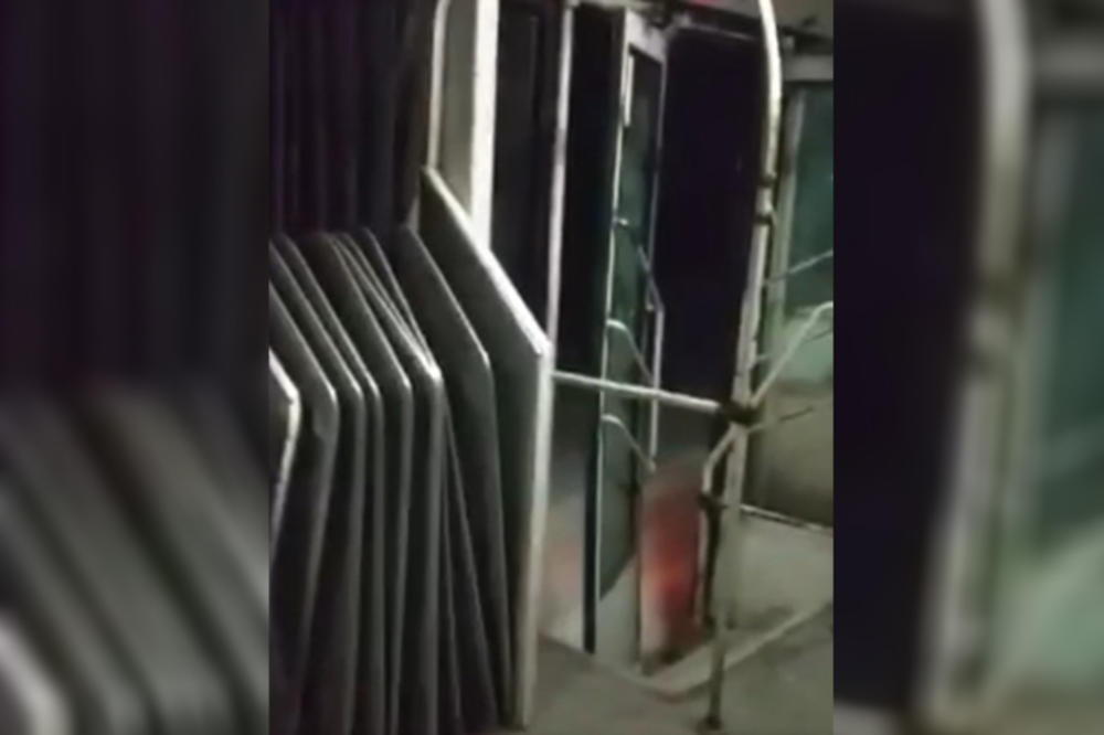MAJSTORE, PA ZAR I NA MINUS 12: Smederevac u šoku posle jutrošnje vožnje autobusom sa otvorenim vratima! (VIDEO)