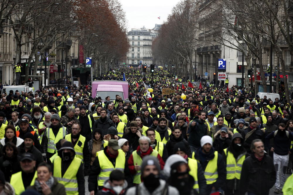 ŽUTI PRSLUCI NE ODUSTAJU: Protesti širom Francuske, policija naoružana SPECIJALNIM PIŠTOLJIMA (VIDEO UŽIVO)