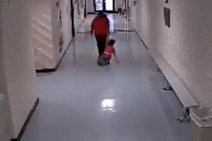 SNIMAK OKRUTNE UČITELJICE RAZBESNEO SVET: Bolesnog dečaka vuče po hodniku, mališan nije mogao da hoda (VIDEO)