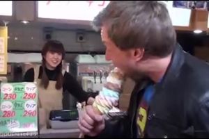NAJVEĆI SLADOLED NA SVETU! Prodavačica u šoku, kad je videla kako ga ovaj čovek halapljivo jede (VIDEO)