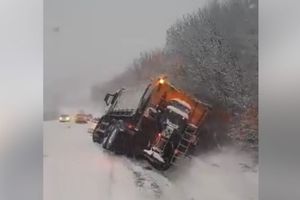 BOSNA ZAVEJANA: Grtalica sletela s puta i prevrnula se! SAOBRAĆAJNI KOLAPS! (VIDEO)