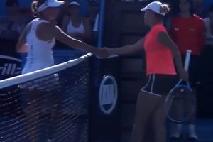 ČELIČNI STISAK I JAUK: Incident posle duela dve teniserke obeležio prvi dan Australijan opena (VIDEO)