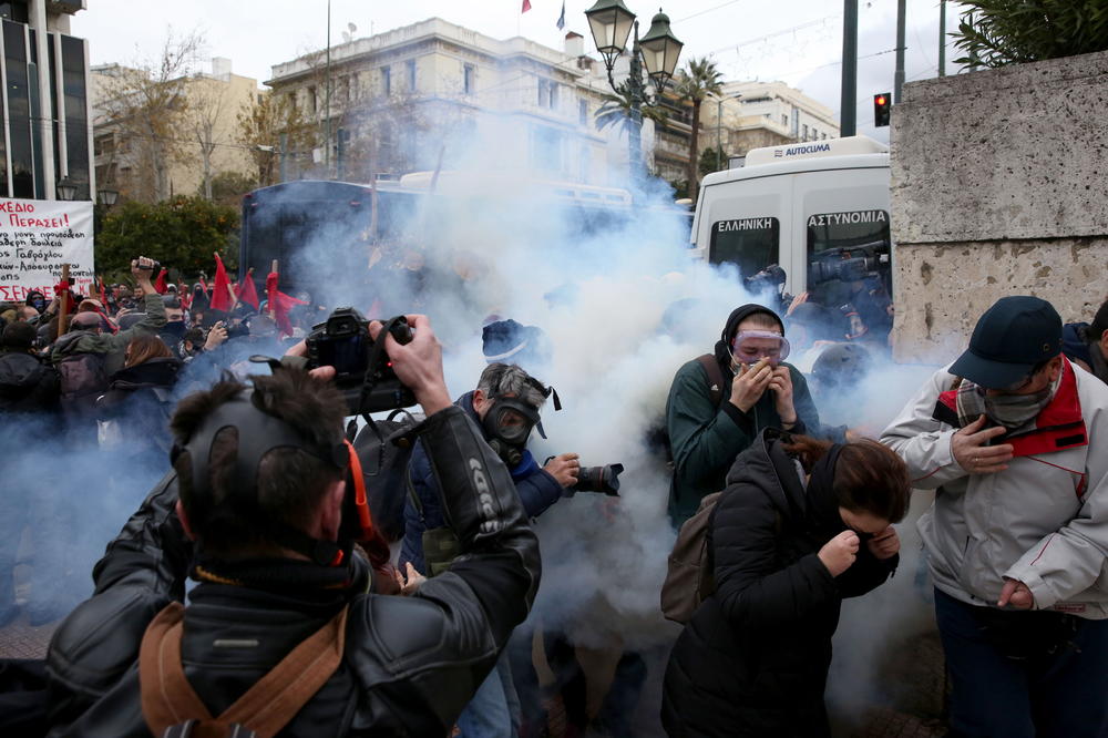 NEREDI U ATINI: Nastavnici protestovali zbog vladinih mera, policija ih zasula suzavcem (FOTO)