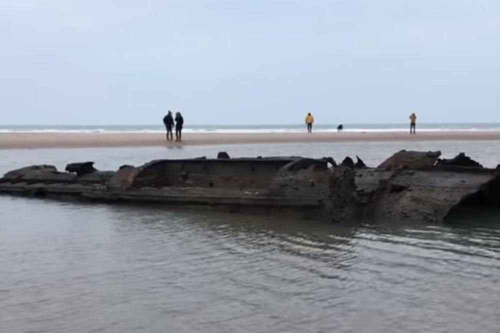 ŠETAO JE PLAŽOM, PA NAIŠAO NA OLUPINU IZ PRVOG SVETSKOG RATA: Svi smo znali da je ovde, ali se ovom iznenađenju nismo nadali! (VIDEO)