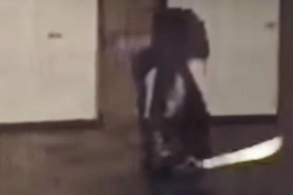 PANIKA U LONDONSKOM METROU: Mahao mačetom na stanici, pa ga policija srušila elektrošokerom! (VIDEO)
