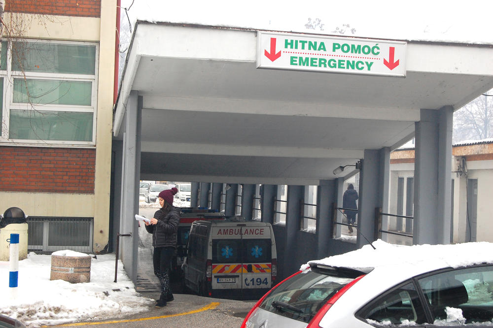 KRALJEVČANI GRADE NOVI PRILAZ HITNOJ POMOĆI: Ulaz u krug bolnice stalno zakrčen zbog parkiranih automobila