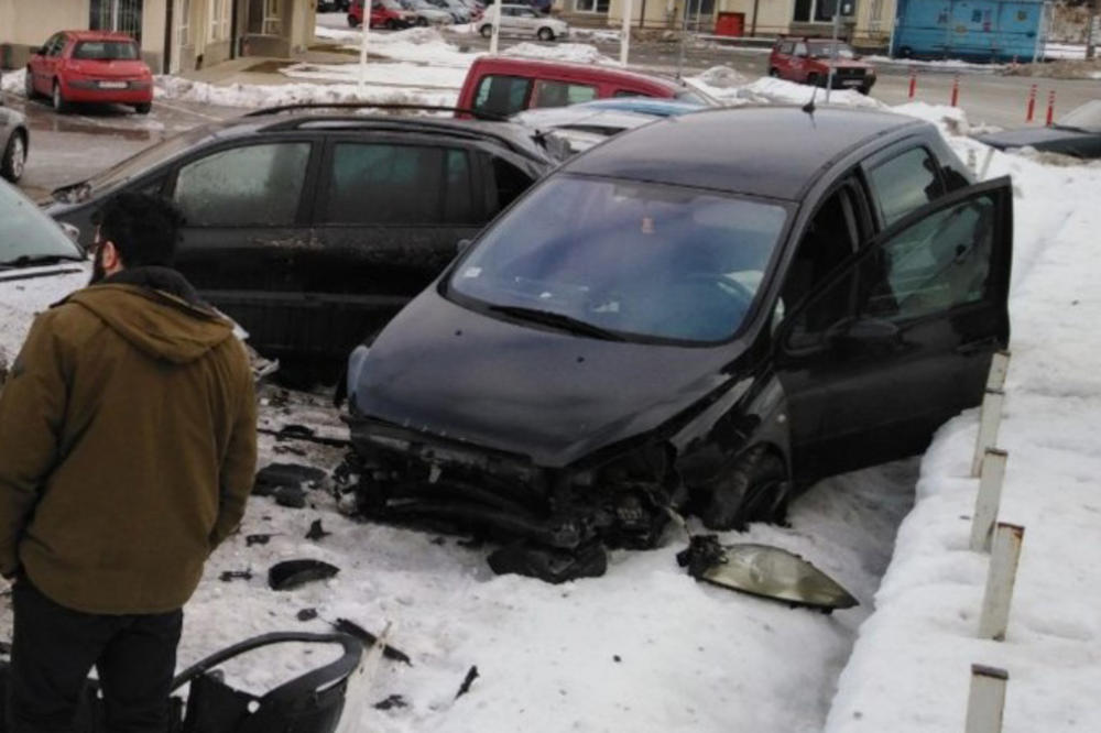 KARAMBOL U ARANĐELOVCU: Oštećeno sedam automobila