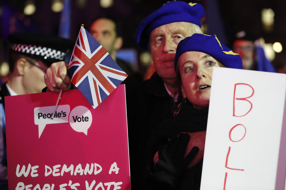 HAOS NA BRITANSKIM ULICAMA: Pogledajte kako su protivnici Bregzita slavili premijerkin poraz u parlamentu (VIDEO)