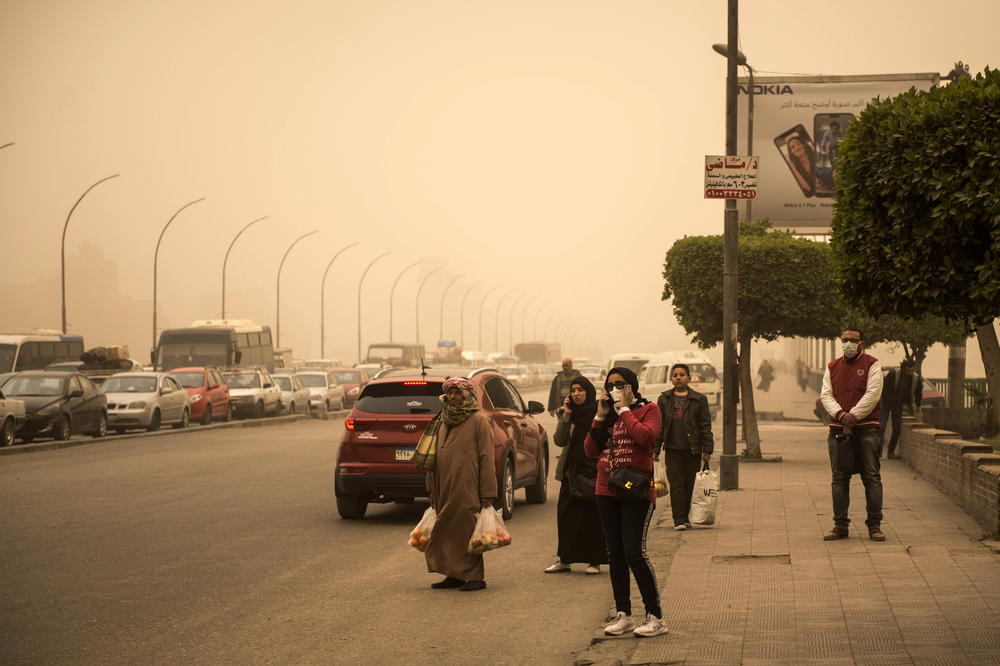 KAO SUDNJI DAN: Peščana oluja tutnji Kairom, bez maski ne može da se diše! (FOTO, VIDEO)