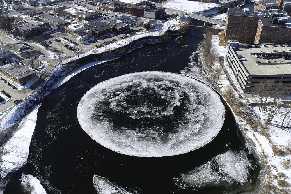 FENOMEN KAKAV DOSAD NIJE VIĐEN: Misteriozni ogromni ledeni disk iznenada se pojavio na reci i još se vrti! (VIDEO)