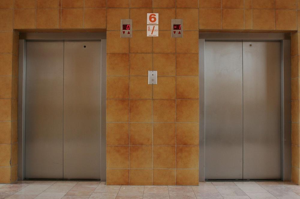 HOROR U GRACU: Bosanca našli u liftu sa nožem u stomaku