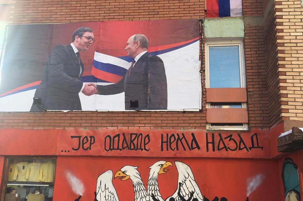 POZDRAV RUSKOM PREDSEDNIKU Sever KiM okićen srpskim i ruskim zastavama i slikama Putina!