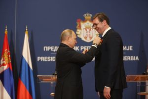 POSVETIO NAGRADU SVOM OCU I PORODICI VUČIĆ: Vladimir Putin Vučiću uručio orden Aleksandra Nevskog