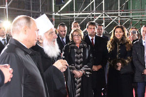 PUTIN NIJE SKIDAO POGLED SA CECE RAŽNATOVIĆ! Ovo je detalj sa dočeka predsednika Rusije pred Hramom koji je SVIMA UPAO U OKO! (Ekskluzivni snimak)