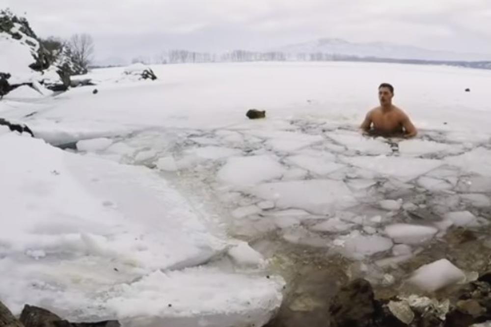 CRNOGORAC SE KUPAO U ZALEĐENOM KRUPCU: Zima mu ništa ne može, a ovako je opisao ulazak u ledenu vodu (VIDEO)