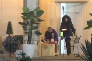POSLE MIKIJA, SUZANA LOMI PO DVORIŠTU: Razbijeni tanjiri na sve strane, odlepila totalno! SRČA DO KOLENA! (VIDEO)