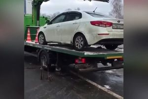 DALJE NEĆEŠ MOĆI: Ovako reaguje Rus kada mu pauk podigne auto (VIDEO)
