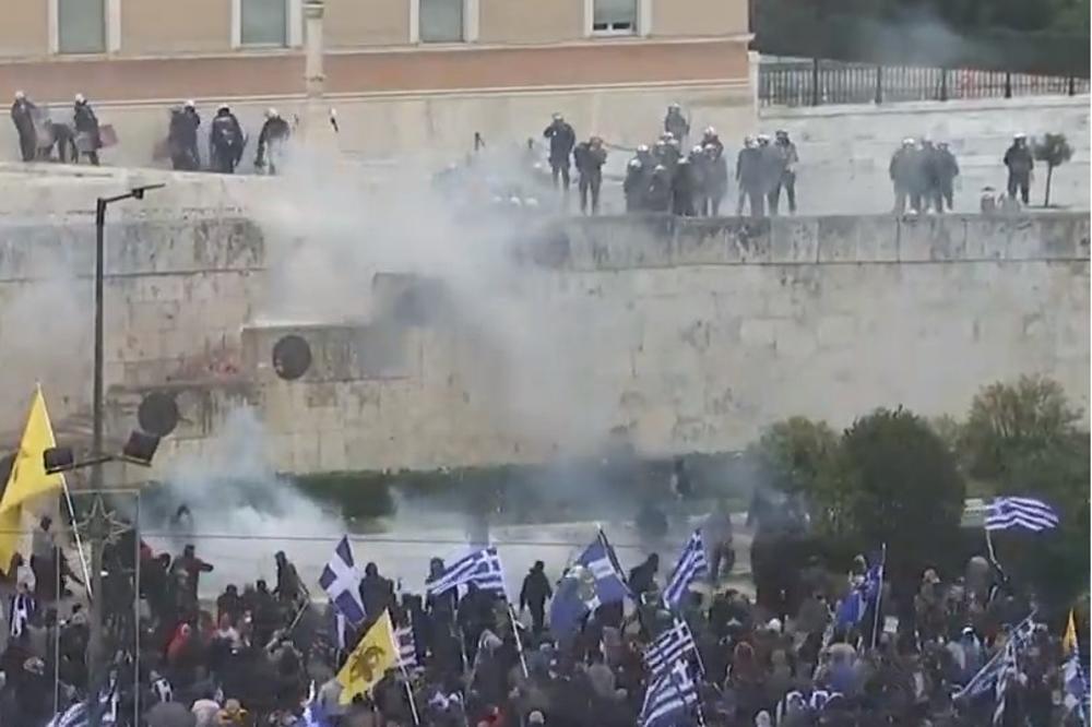 INCIDENT NA PROTESTU ZBOG PRESPANSKOG SPORAZUMA U ATINI: Grupa maskiranih demonstranata napala policiju, oni odgovorili suzavcem (VIDEO)