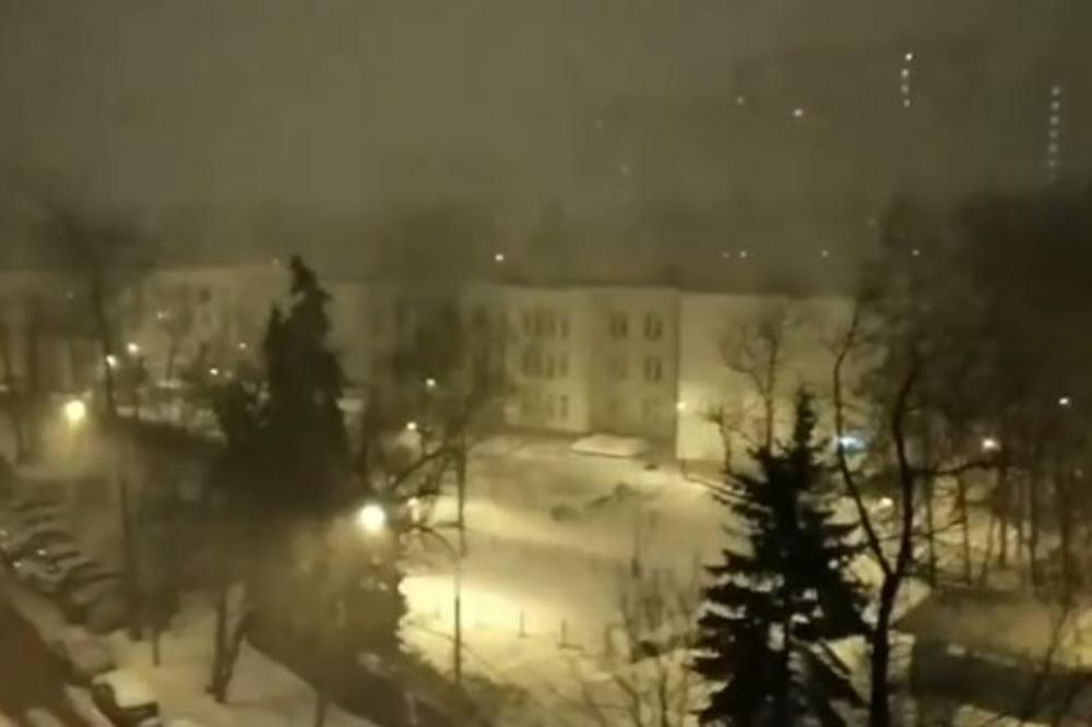 OVO JE KAO U PAKLU: Usred mećave u Moskvi sevaju MUNJE i udaraju GROMOVI! Čuje se JEZIV HUK! Prizori za nevericu! (VIDEO)