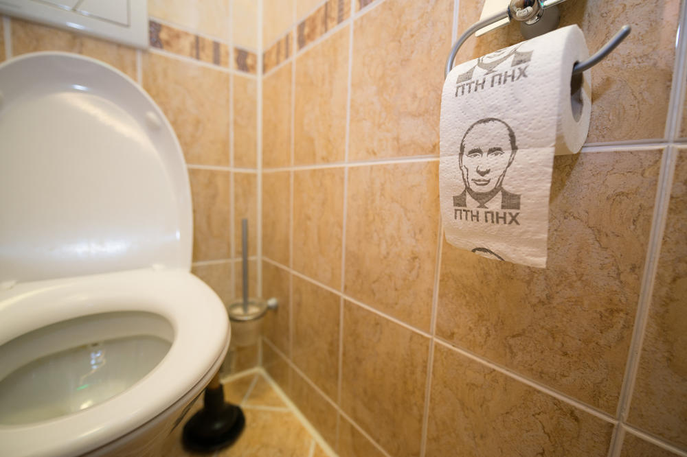 SKANDAL! BRITANSKI MINISTAR ZGROZIO SVET! Stavio Putina na toalet papir! MOKSVA NEĆE DA KOMENTARIŠE, Britanci pošizeli: Ovo je sramota! (FOTO, VIDEO)