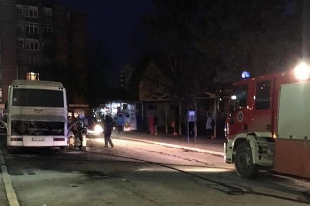 KRENUO PO PUTNIKE I ZAPALIO SE: Na autobuskoj stanici u Prijedoru izgoreo AUTOBUS
