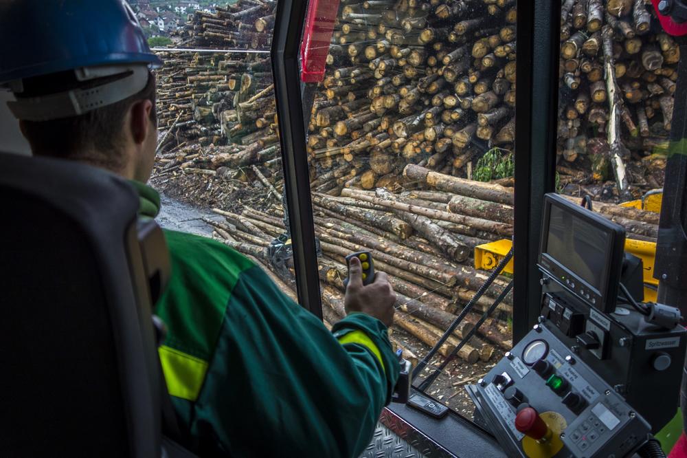 U KUĆI  TOPLO, A KOMFORNO I ZDRAVO: Potražnja za drvnom biomasom za grejanje je sve veća