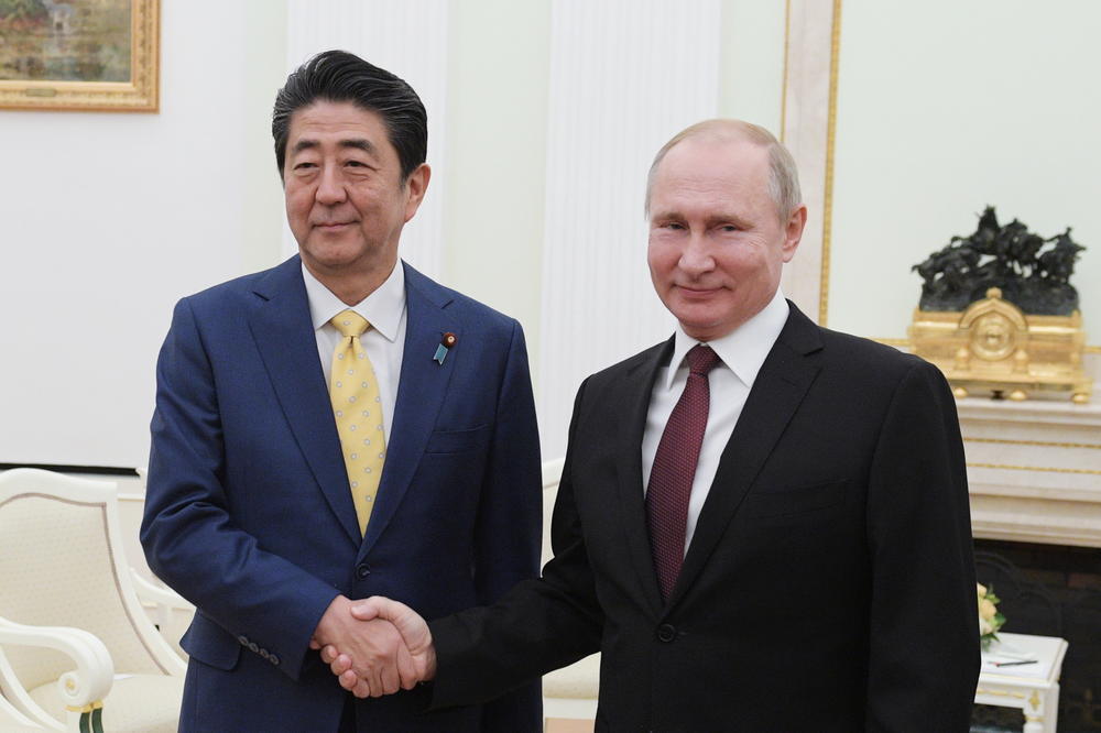 NJEMU SE PUTIN OBRAĆA NA TI: Ruski predsednik se sastao sa Abeom, a razgovarali su o mirovnom sporazumu dve zemlje (VIDEO)