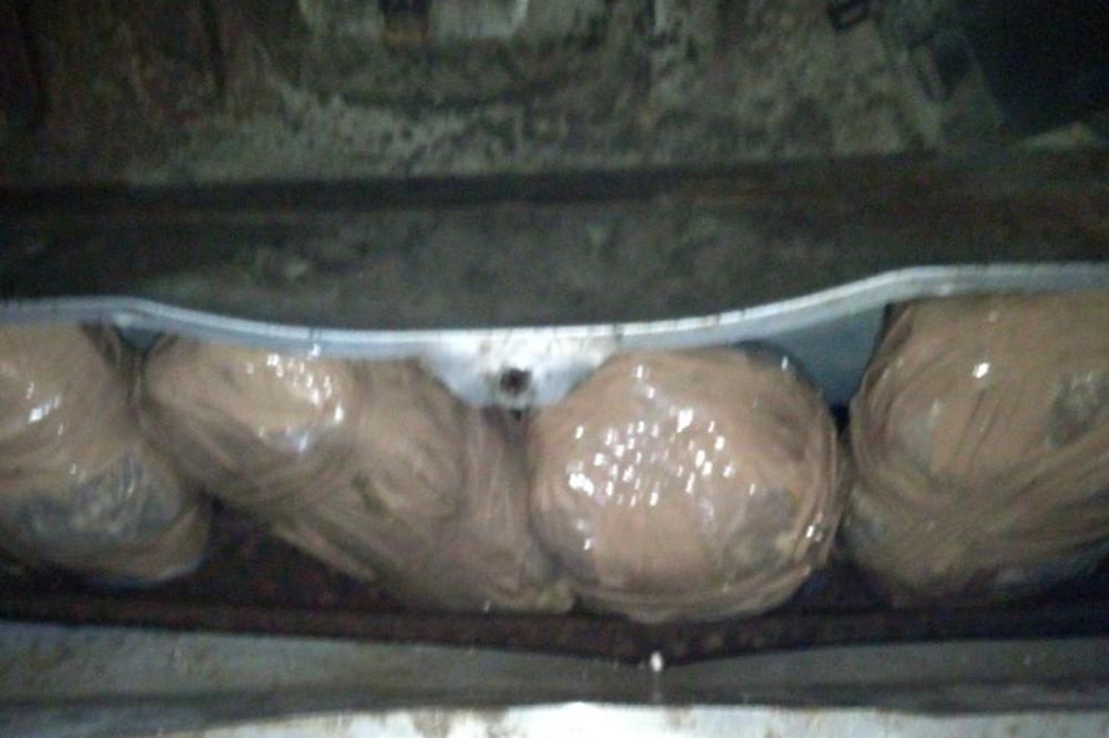 SRBIN UHAPŠEN U CRNOJ GORI: Paraćinac u bunkerima u automobilu sakrio 18 kilograma skanka!