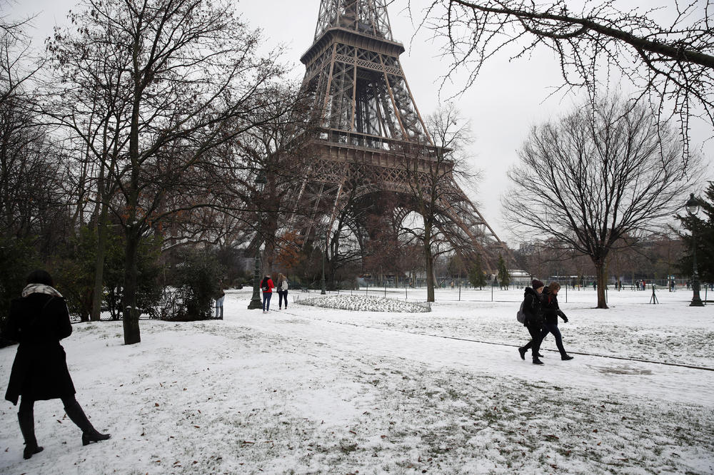 U PARIZU KOLAPS ZBOG SNEGA: Zatvorena Ajfelova kula, saobraćaj u zastoju, a sve zbog 5 cm belog pokrivača! (FOTO)