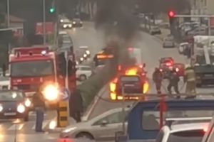 AUTOMOBIL SE PRETVORIO U BUKTINJU USRED VOŽNJE: U prometnom delu Splita izbegnuta tragedija, vozač iskočio iz kola! (VIDEO)
