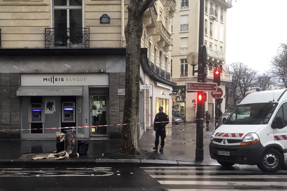 MAKRONU ISPRED NOSA: Filmska pljačka banke u blizini Jelisejske palate! Opljačkali 30 sefova i nestali u delu Pariza koji vrvi od policije!
