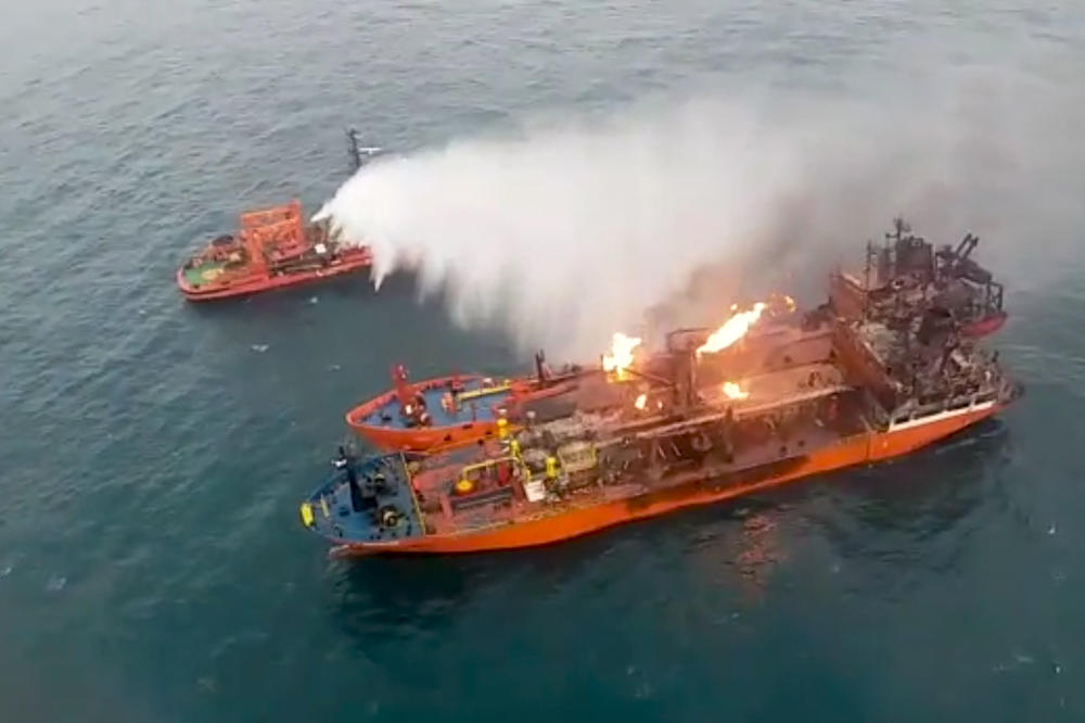 POŽAR SE NE SMIRUJE NI POSLE 36 SATI: I dalje gore dva broda u Kerčkom moreuzu (VIDEO)