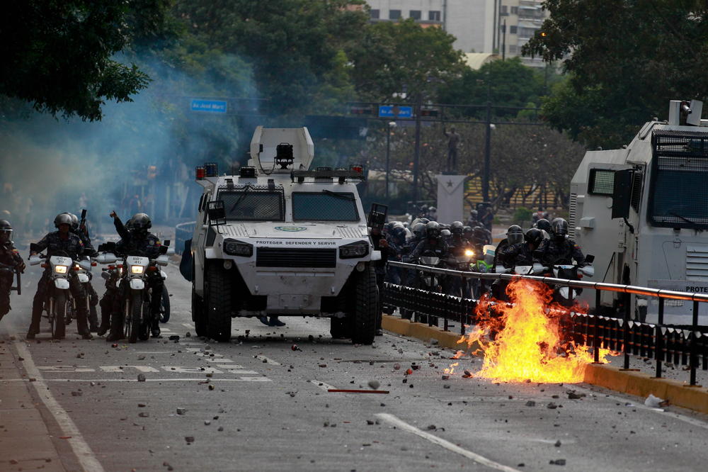 ULIČNI RAT BESNI U VENECUELI! Žestoki sukobi policije i demonstranata u Karakasu, odjekuju jake eksplozije! (VIDEO)