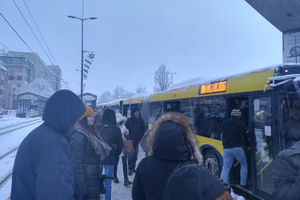 DŽUMBUS NA BANOVOM BRDU: Autobus 52 preprečio se posred Požeške, pa se još i sudarili drugi autobus i taksi