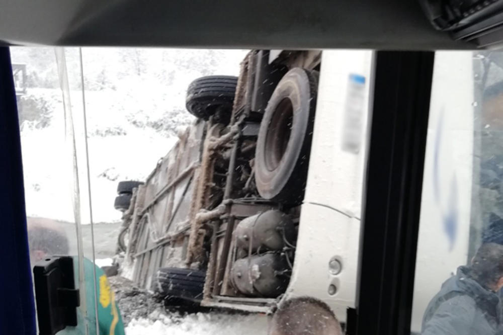 SNEG NAPRAVIO HAOS KOD LAZAREVCA: Prevrnuo se autobus koji je prevozio radnike Rudarskog basena Kolubara, troje povređeno! (FOTO)