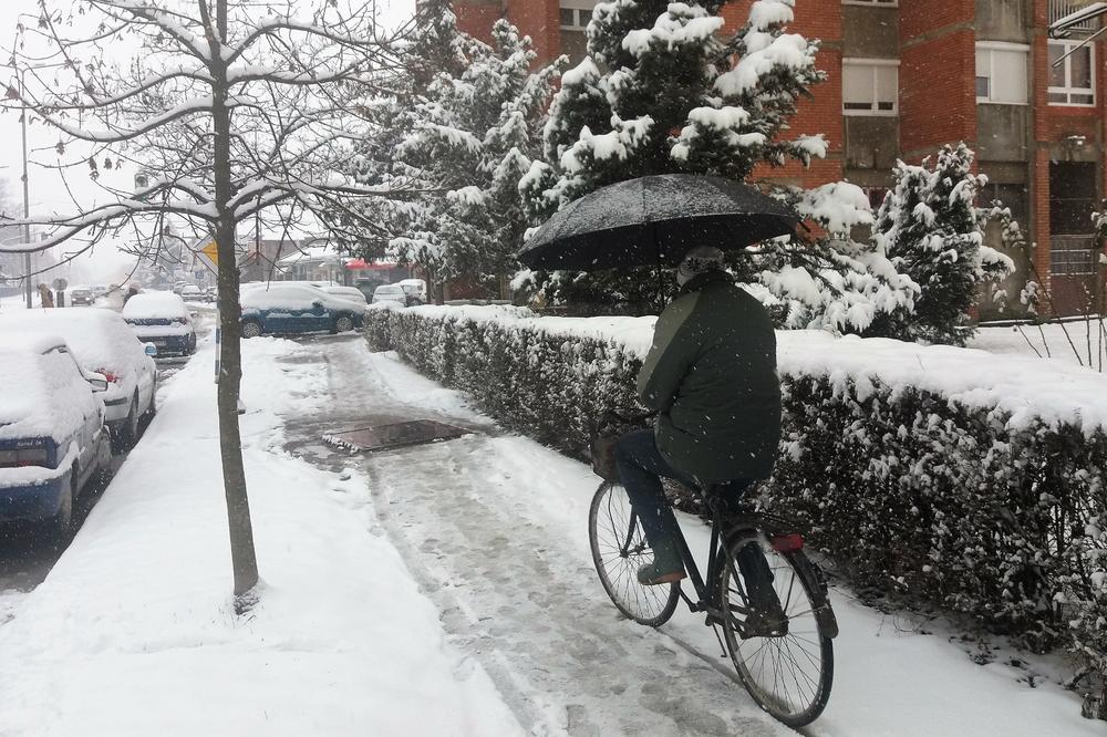LOZNIČANIN MULTIPRAKTIK: Drži kišobran, vozi bicikl i sve to po snegu!