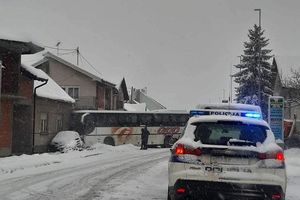 AUTOBUS PUN HRVATSKIH VOJNIKA SE ZABIO U KUĆU: Sudario se sa kamionom koji posipa so, pa skrenuo sa puta