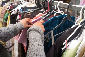 "KO ZNA KO JE TO NOSIO" Odakle nam stiže odeća koja se prodaje u sekend-hend radnjama
