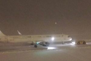DRAMA NA SKOPSKOM AERODROMU: Avion sa 200 putnika se zaglavio u SNEGU pred poletanje za Cirih!